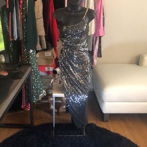Sequin dress with a side slit extending to waist heigh🍾👯‍♀️🎁🥳NWT
